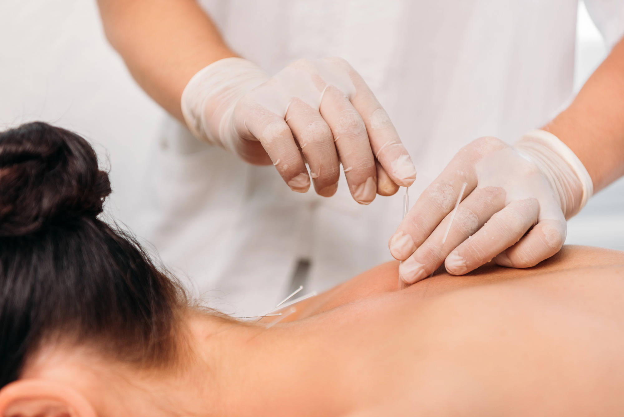 physiotherapist consulting patient at back2fitness clinic