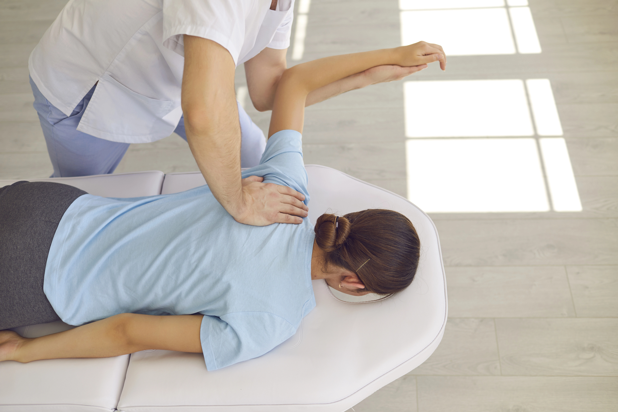physiotherapist consulting patient at back2fitness clinic