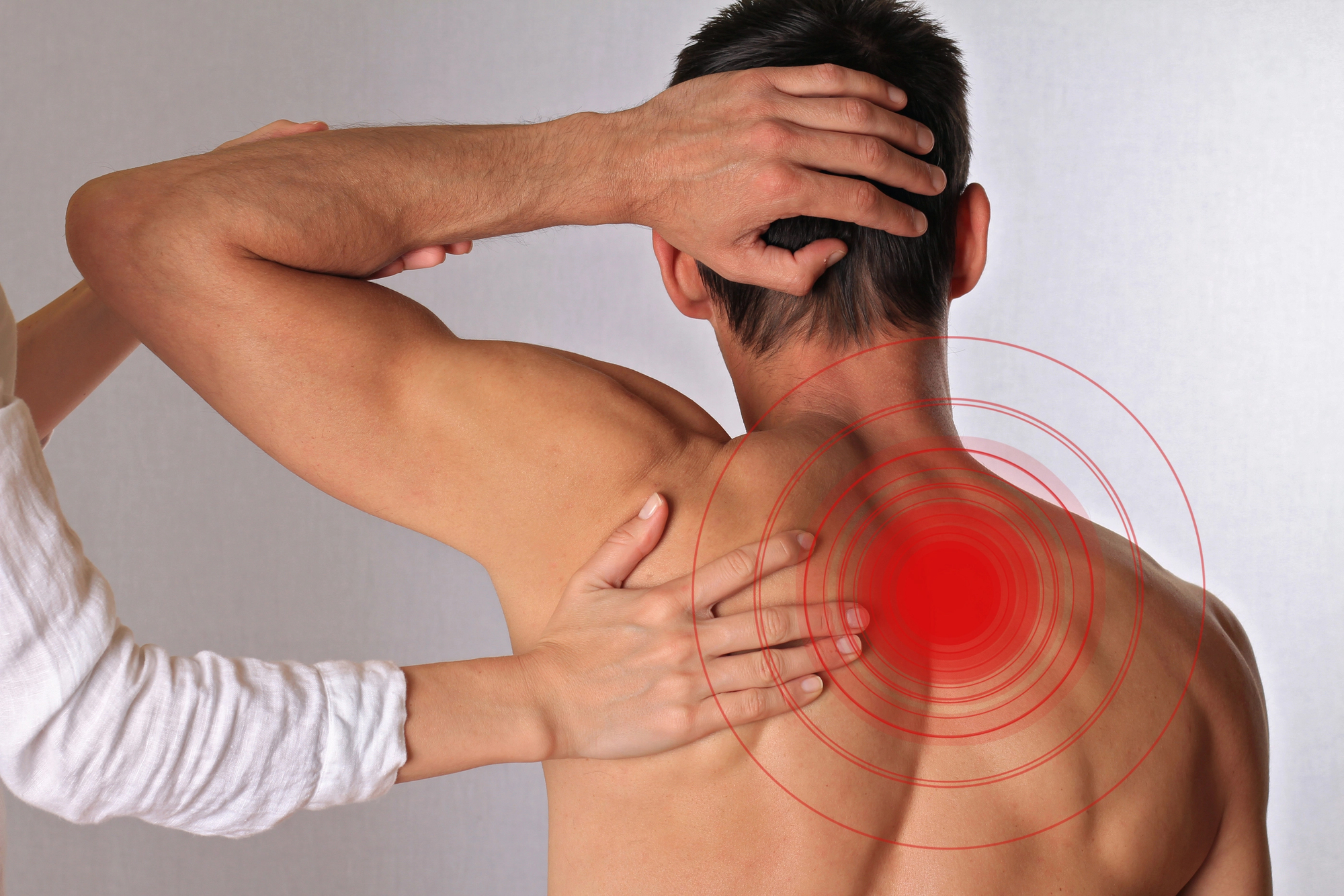 physiotherapist consulting patient at back2fitness clinic