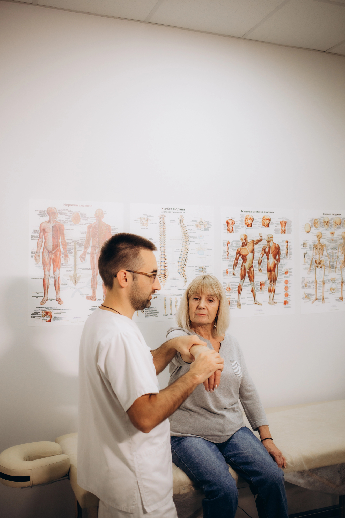 physiotherapist consulting patient at back2fitness clinic