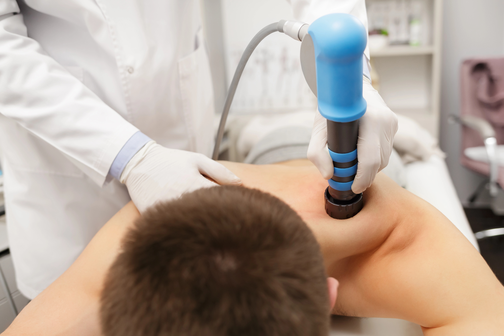 physiotherapist consulting patient at back2fitness clinic