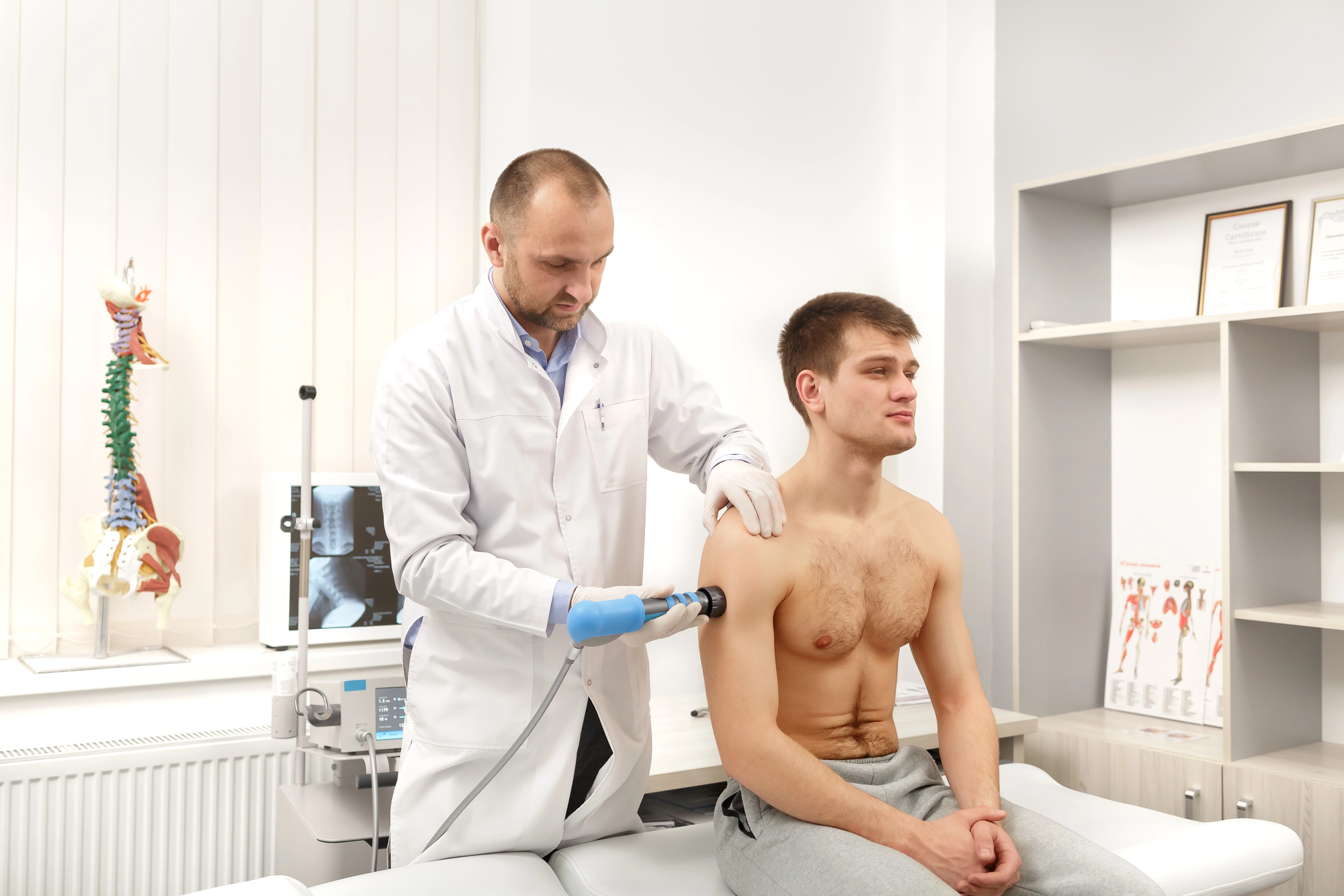 physiotherapist consulting patient at back2fitness clinic