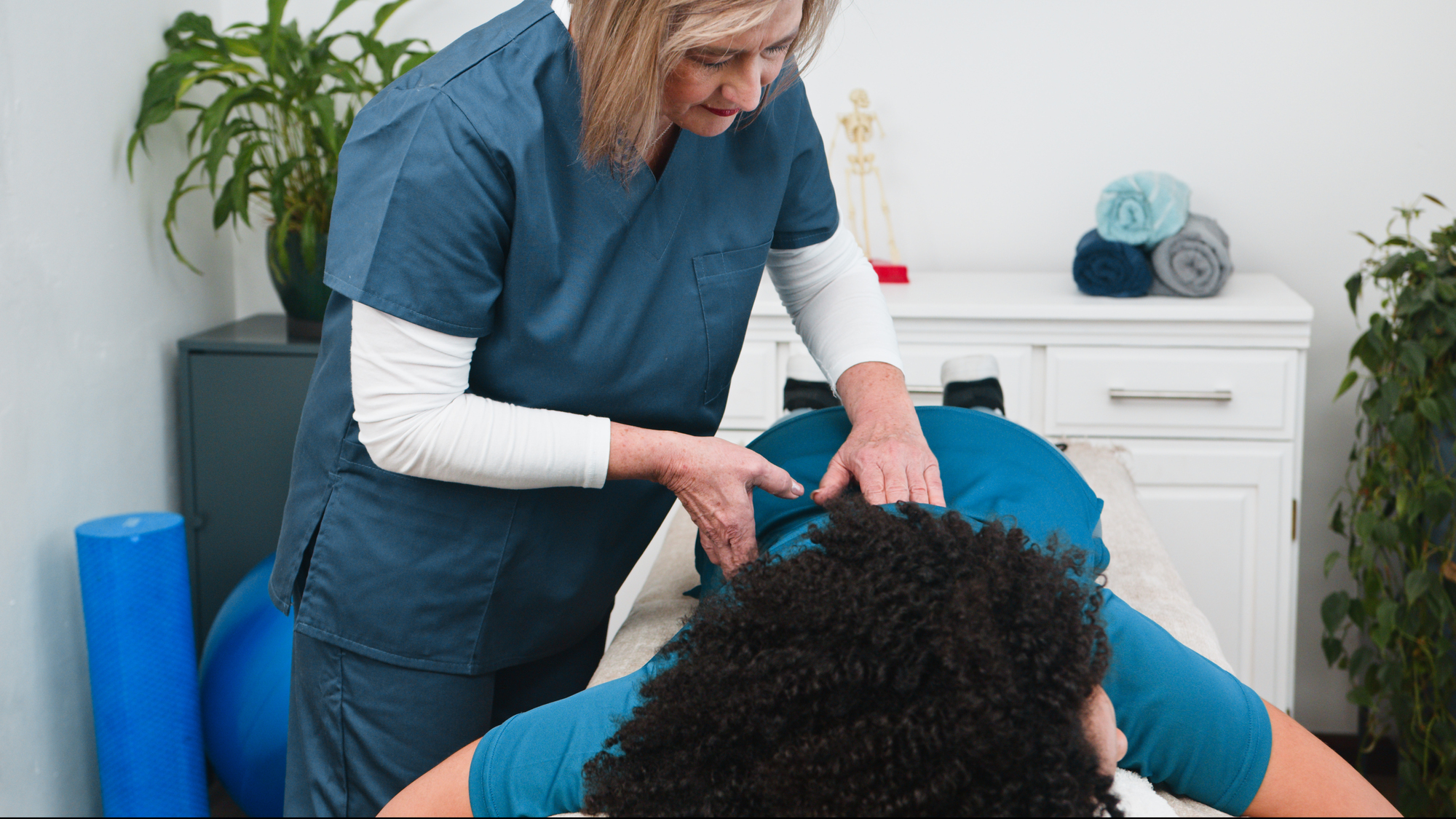 physiotherapist consulting patient at back2fitness clinic