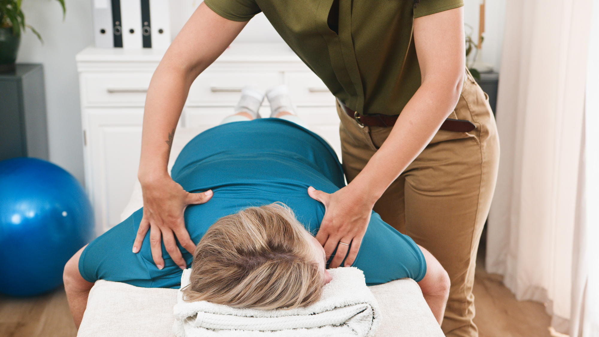physiotherapist consulting patient at back2fitness clinic
