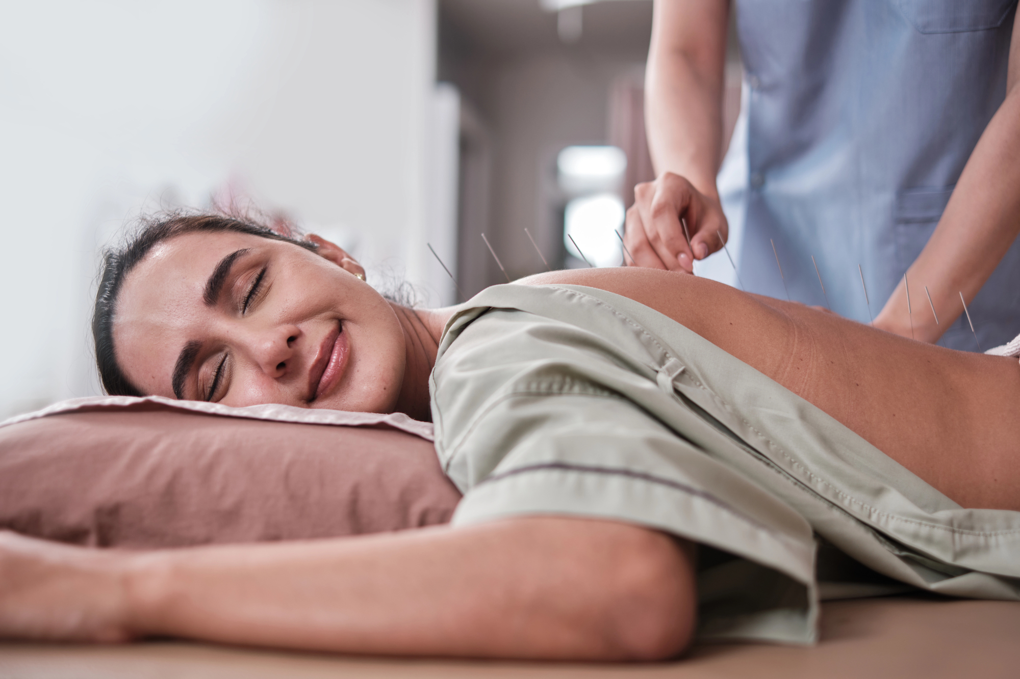 physiotherapist consulting patient at back2fitness clinic