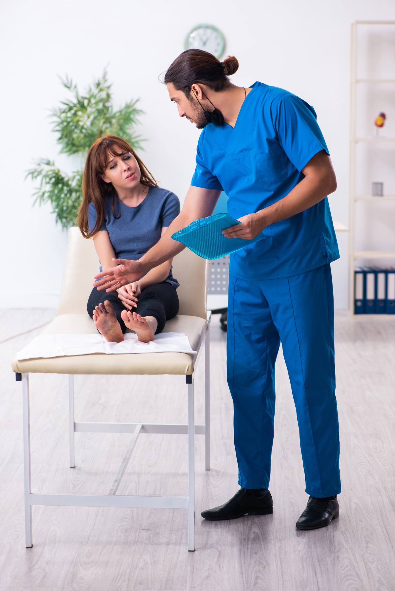 physiotherapist consulting patient at back2fitness clinic